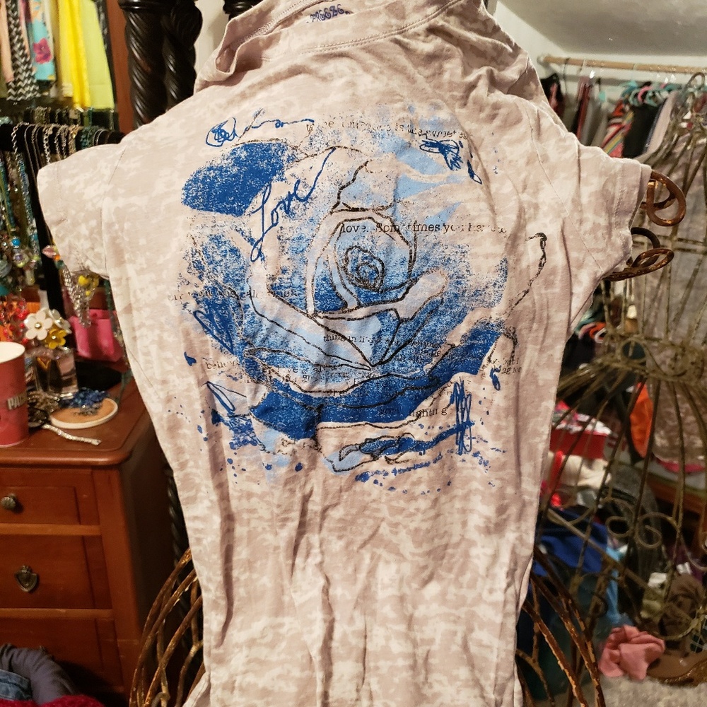 Large tshirt by Freeze